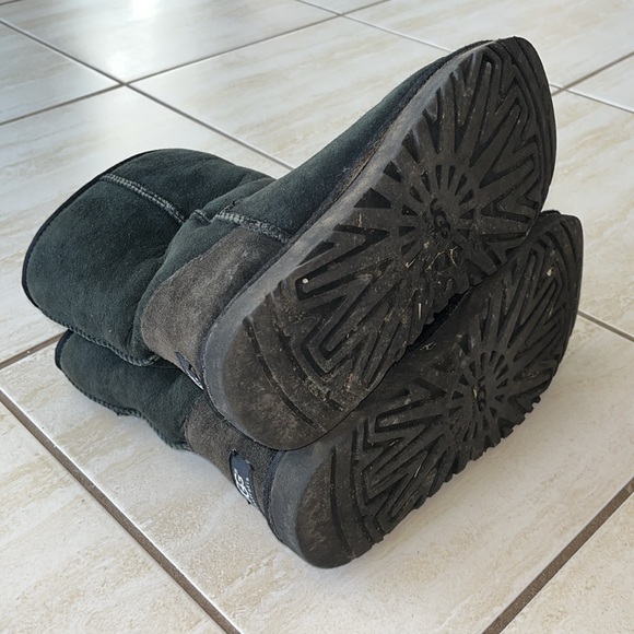 UGG Black Classic Short Size 7 - Picture 6 of 10